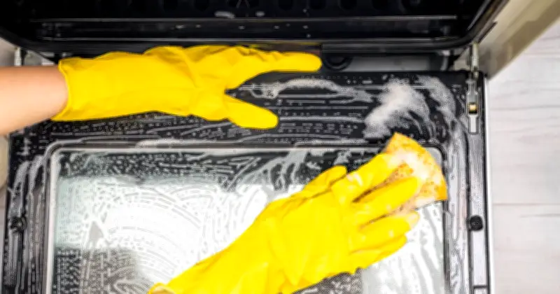 Oven Grease Disappears Overnight With One Natural Ingredient