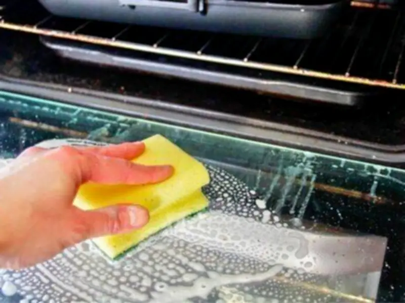 Oven Grease Vanishes Overnight with Baking Soda Hack – No Scrubbing