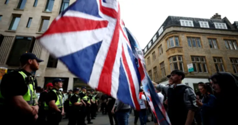 Oxford Pubs Close Early as Tommy Robinson Debate Sparks Protests