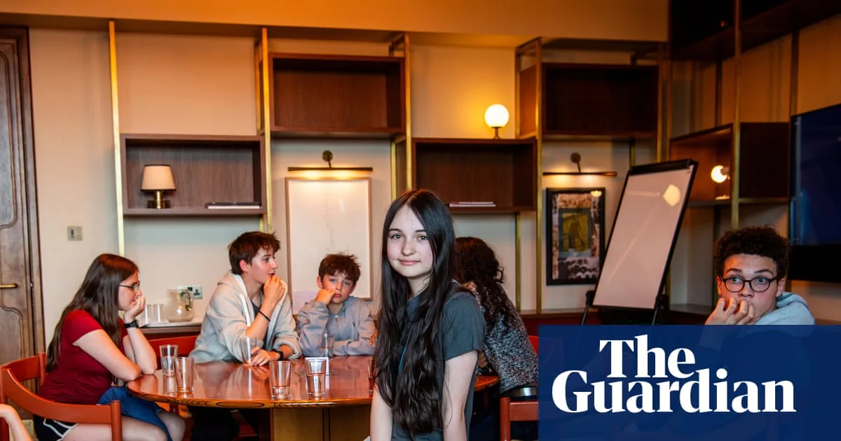 UK Teens Split on Under-16 Social Media Ban as Parents Back Crackdown