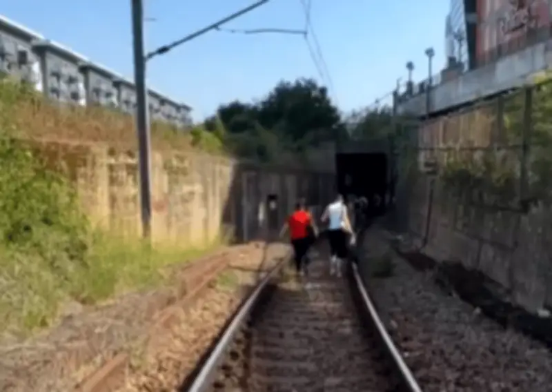 Passengers evacuated from broken-down London train during heatwave