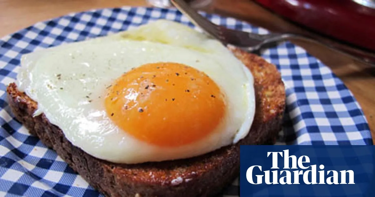 Perfect Fried Eggs: Swap Butter for Water for Crispy Results