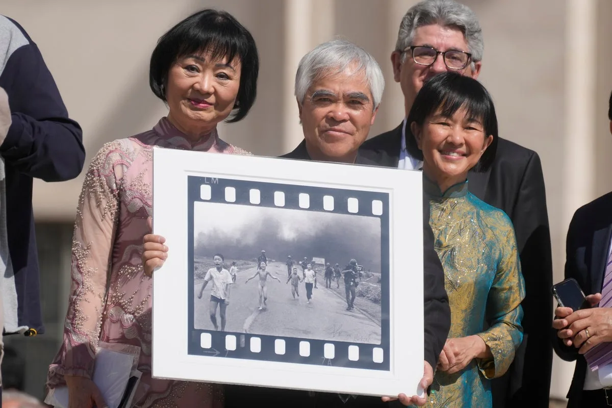 Photographer Nick Ut Sues Netflix Over Napalm Girl Photo Credit Dispute