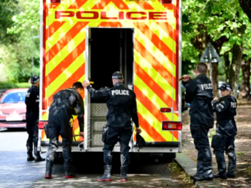 Police Divers Search Sefton Park Lake for Weapons