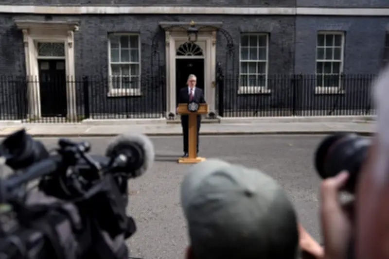 Pound Holds Firm as Starmer Confirms He Will Stand Down, FTSE 100 Rises
