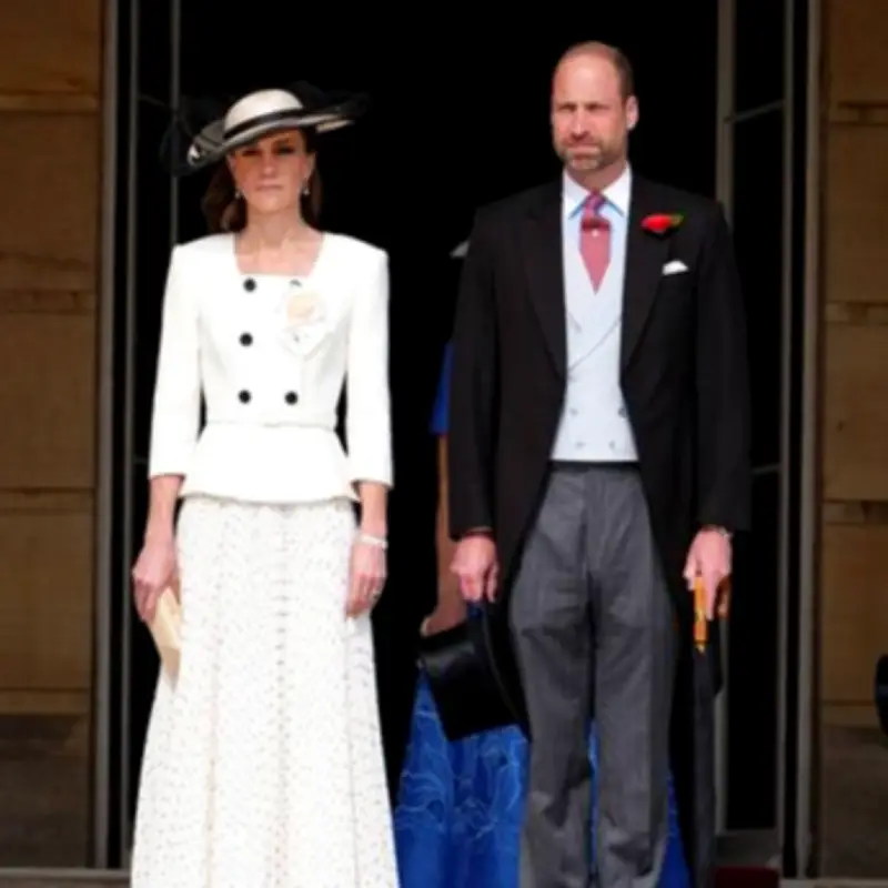 Prince William's Unnoticed Umbrella Gesture for Kate Shows 'True Colours'