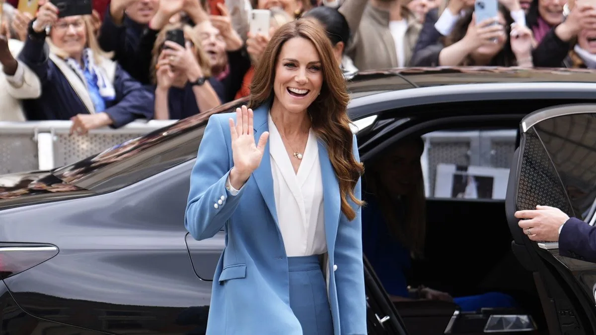 Princess of Wales Greeted by Thousands in Italy