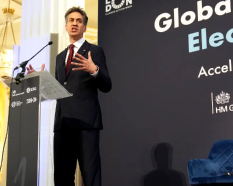 Progressive Economists Back Ed Miliband in Unite Jobs Row