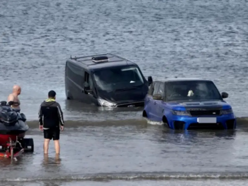 Range Rover and Van Submerged After Failed Rescue on Scarborough Beach