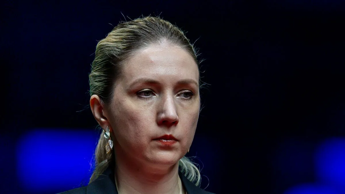 Referee Tatiana Woollaston Praised for Helping Wu Yize with Bow Tie at Crucible