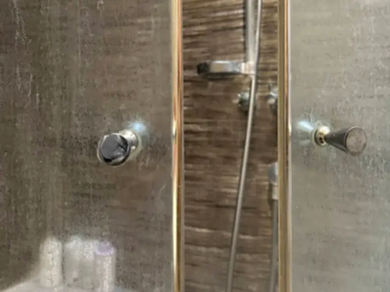 Remove Limescale from Shower Screens with Homemade 2-Ingredient Spray