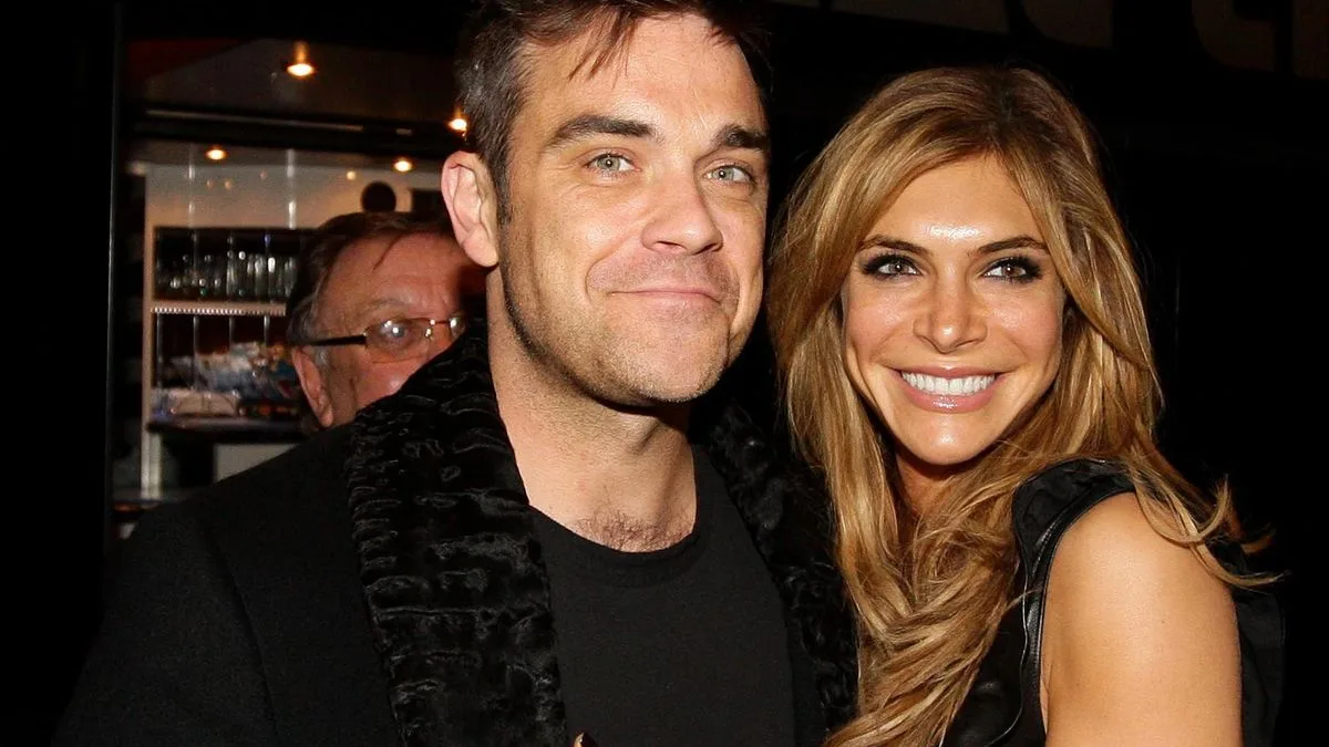 Robbie Williams Loses Part of Tooth While Brushing, Asks Fans for Advice