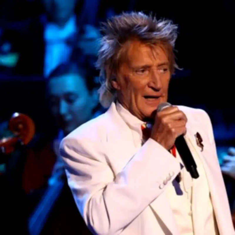 Rod Stewart Requires Oxygen Mid-Concert, Fans Urge Break