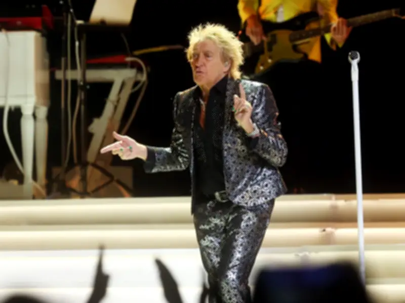 Rod Stewart Tells Worried Fans 'I'm Absolutely Fine' After Using Oxygen on Stage