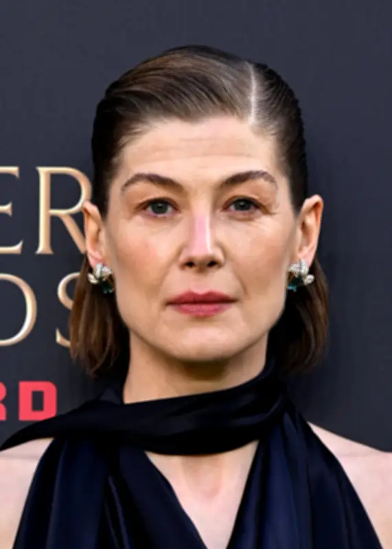 Rosamund Pike Glares at Theatregoer After Phone Alarm Disrupts Performance