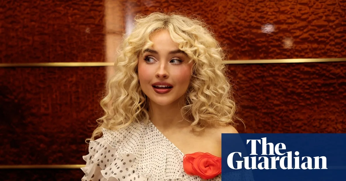 Sabrina Carpenter Shines in SNL Double Duty Amid Technical Glitches
