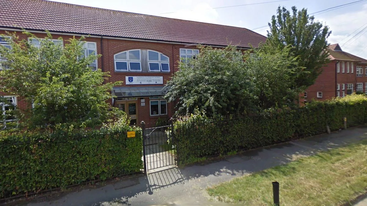 School's All-Day Phone Ban Praised by Parents