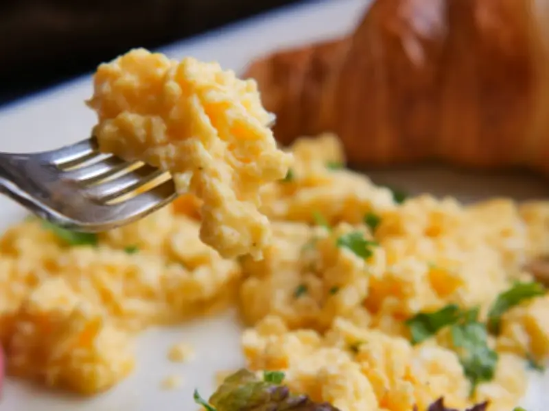 Scrambled Eggs Creamier with Cream Instead of Milk