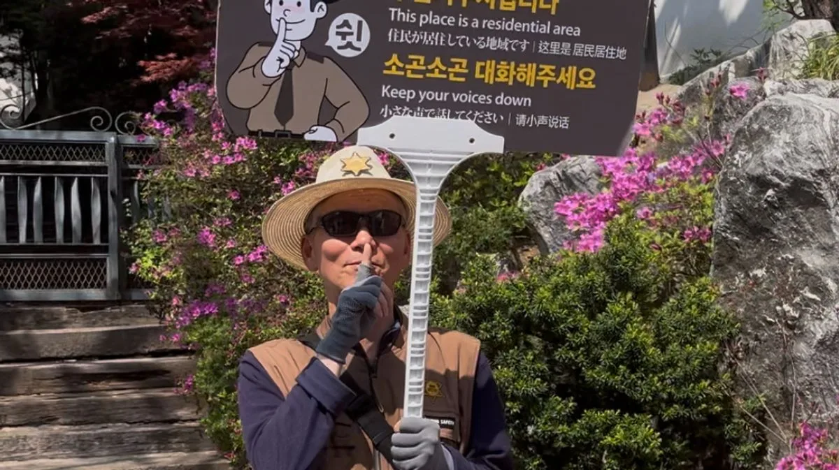 Seoul's 'Quiet Police' Shush Noisy Tourists in Historic Neighbourhood