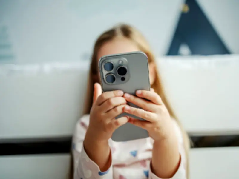 Separated Parents Urged to Act on UK Under-16s Social Media Ban