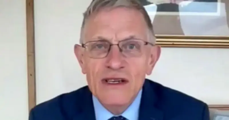 Simon Calder Warns UK Holidaymakers of Online Scams, Urges Credit Card Use