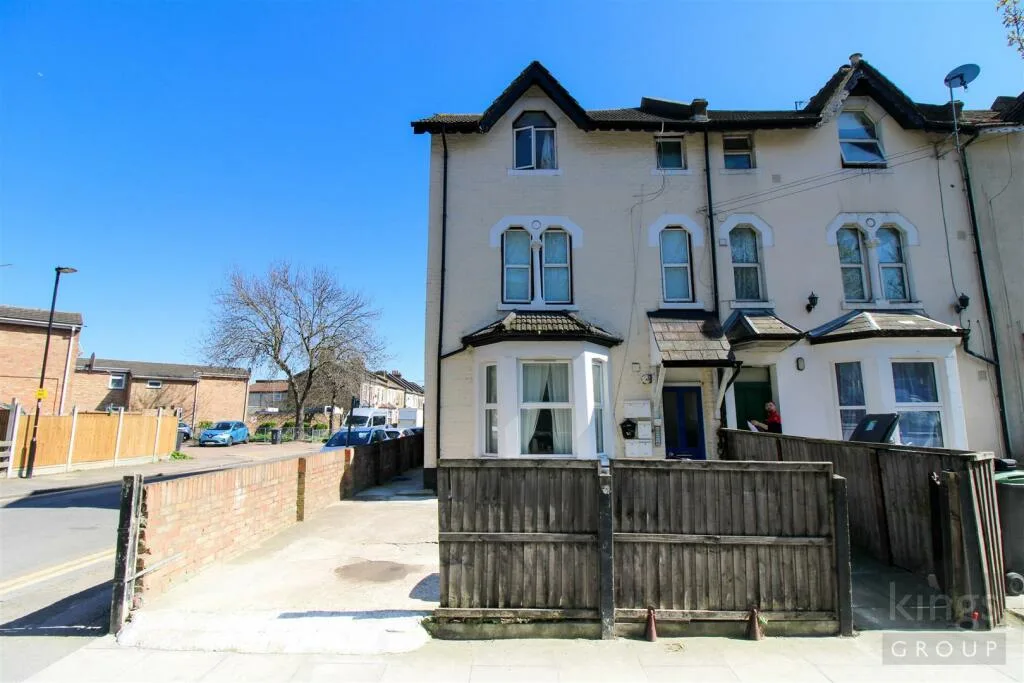 North London Flat Smaller Than Hotel Room Listed for £100,000