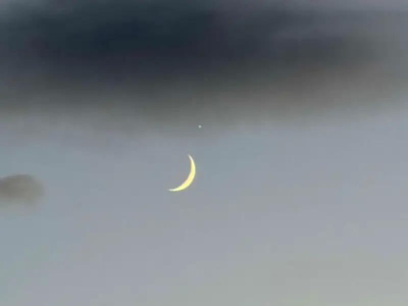 Stunning Photos Show Venus Dazzle Above Greater Manchester in Moon-Planet Alignment