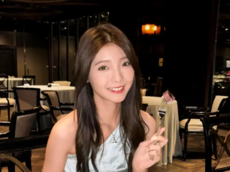 Taiwan Cheerleader Stabbed in Neck by Obsessed Fan at Photo Shoot