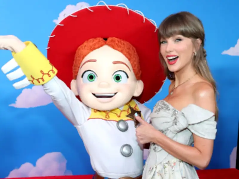 Taylor Swift Fangirls Over Toy Story 5 Cast with Sweet Gesture at Premiere