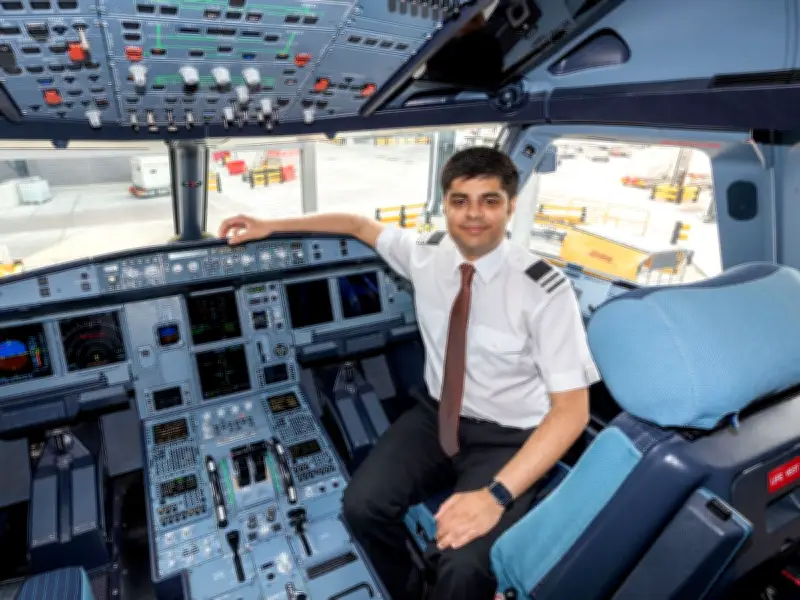 Teen Airport Photographer Becomes easyJet Pilot 10 Years Later