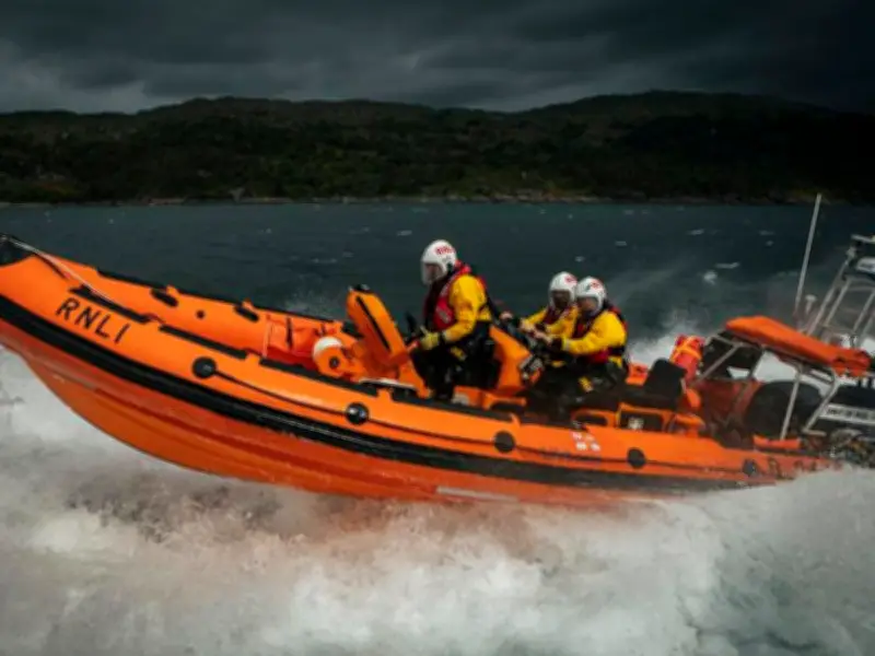 Teen rescues two men from inflatable boat near Skye
