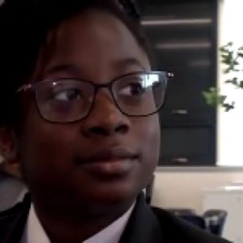 Teenager's Witty Retort to Social Media Ban Goes Viral on BBC
