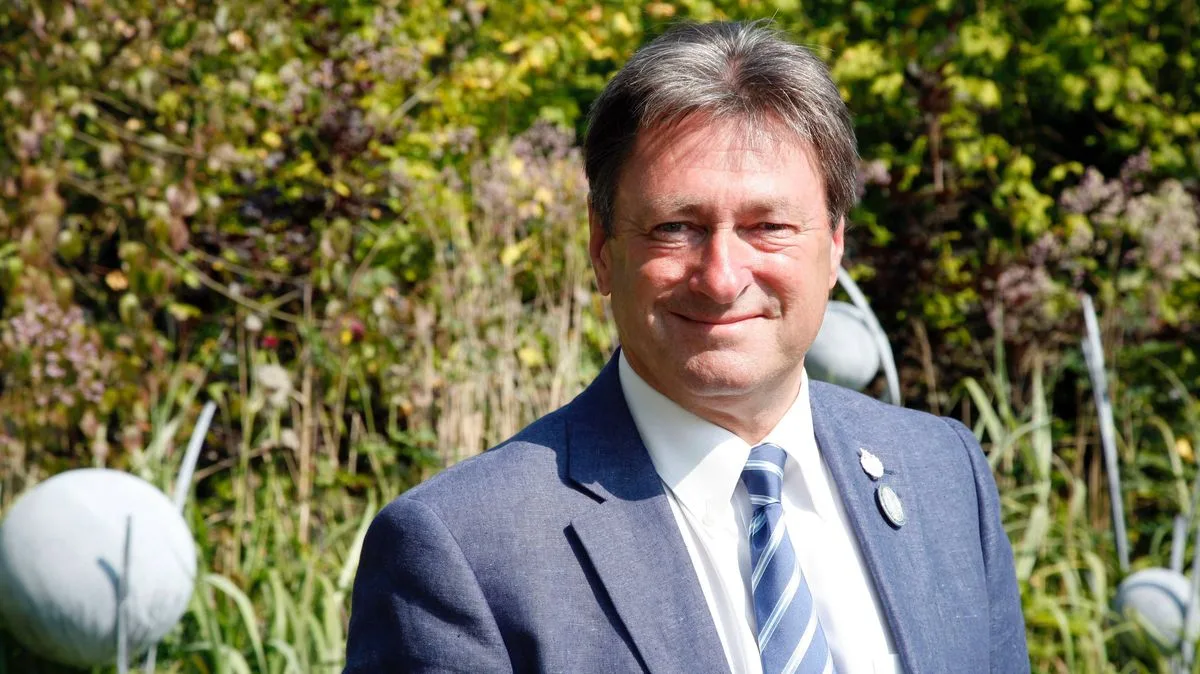 Alan Titchmarsh's Simple Hoe Hack to Banish Weeds for Good