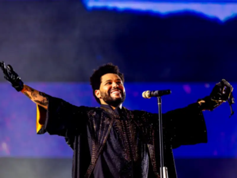 The Weeknd Opens UK Tour with Record-Breaking 40-Foot Statue