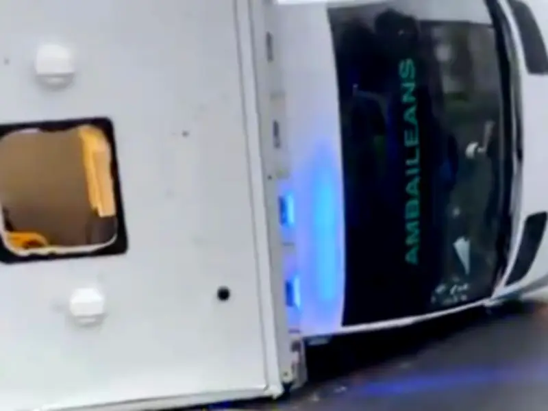 Three Paramedics Injured in Glasgow Ambulance Rollover Crash