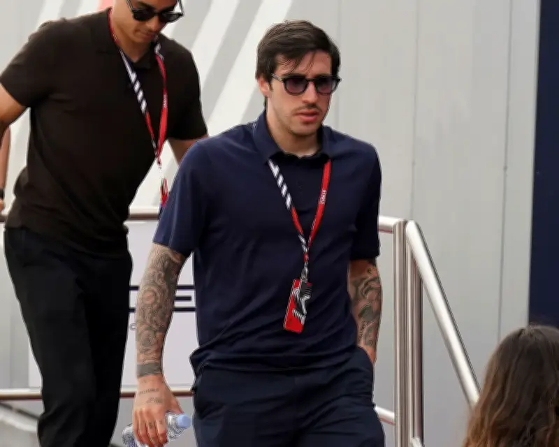 Tottenham push for Fernandes and Tonali, Chelsea eye Palestra and Lacroix