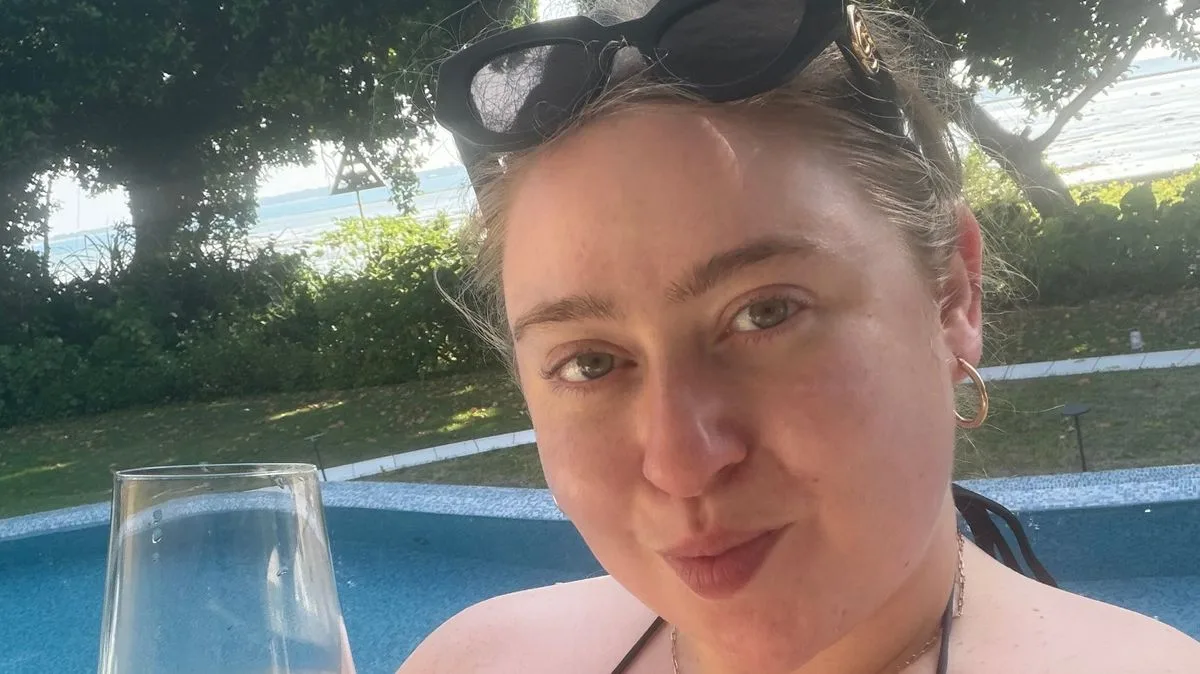 Tourist in Tears Over Injured Kingfisher at Japan Villa
