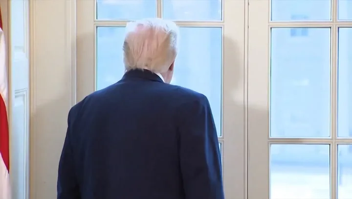 Trump Interrupts Meeting to Admire 'Beautiful Ballroom'