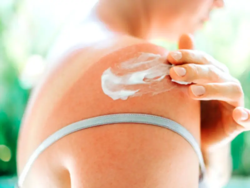Two Forgotten Areas to Apply Suncream: Eyelids and Armpits, Warn Experts
