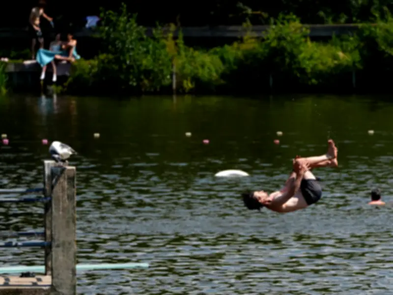 UK Heatwave to End With Thunderstorms, Temperatures to Drop