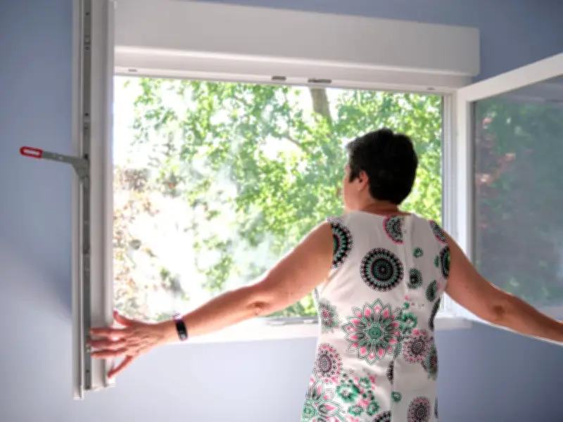 UK households told to hang bed sheets in windows to keep homes cool during heatwave