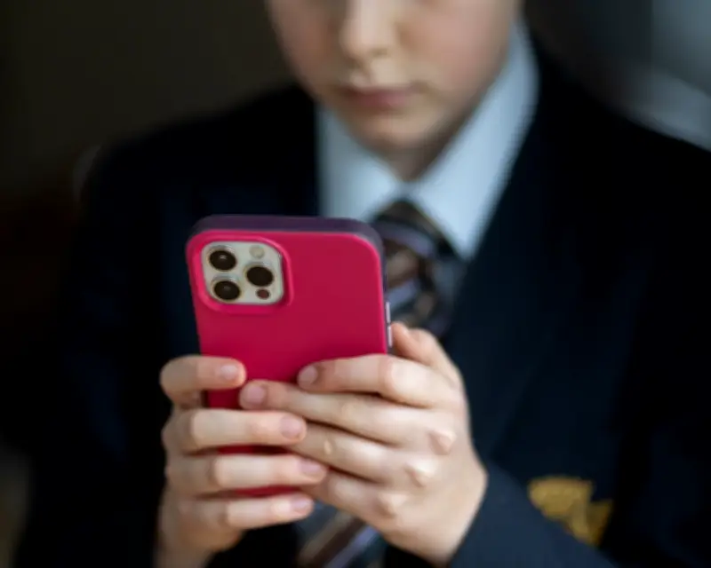 UK PM gives Apple and Google ultimatum to block child porn on phones
