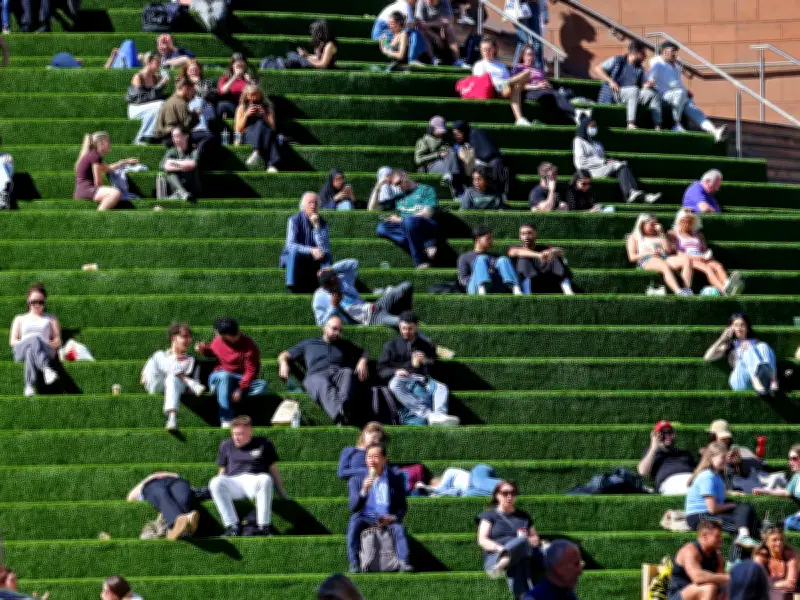 UK Schools Close and Travel Warnings Issued as 40C Heatwave Looms