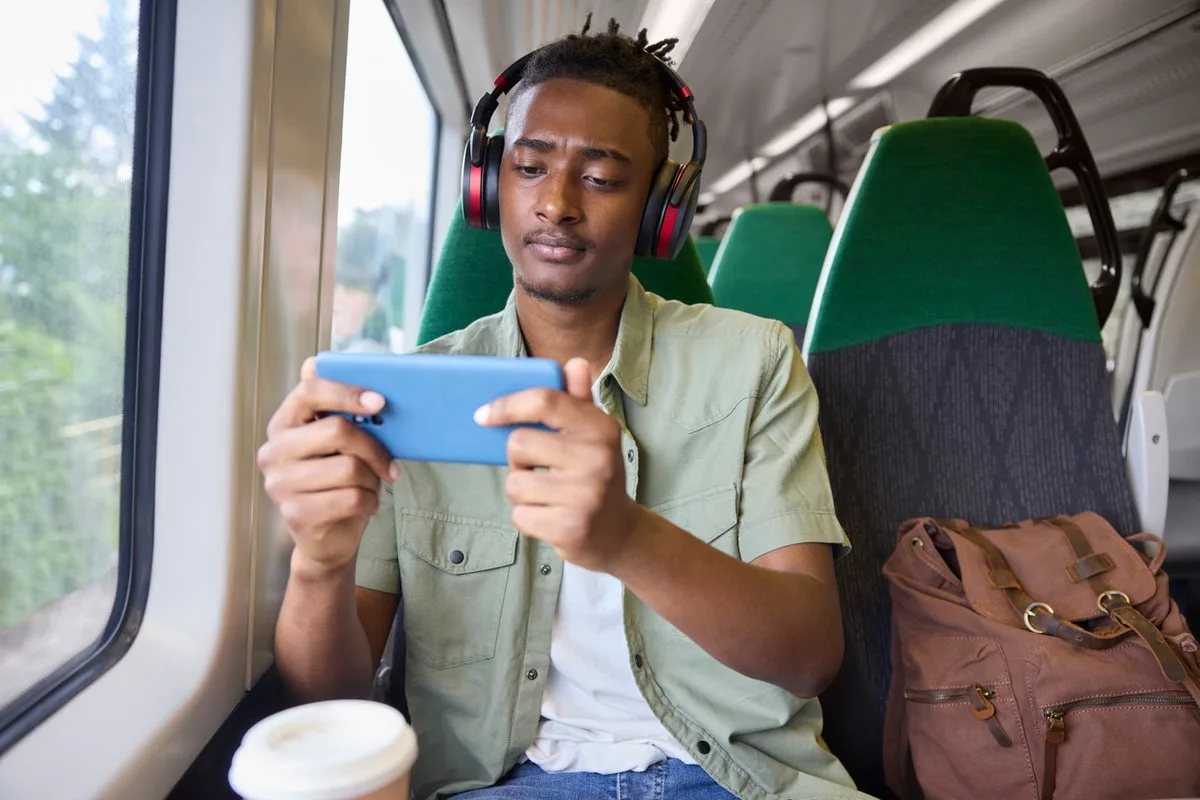 UK Train Passengers Often 'Go Off Grid' Due to Poor Mobile Signal, Study Finds