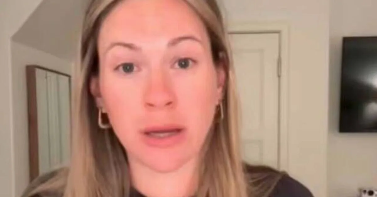 United Airlines Passenger Blames Undercooked Burger for Biohazard Diarrhoea That Cancelled Flight