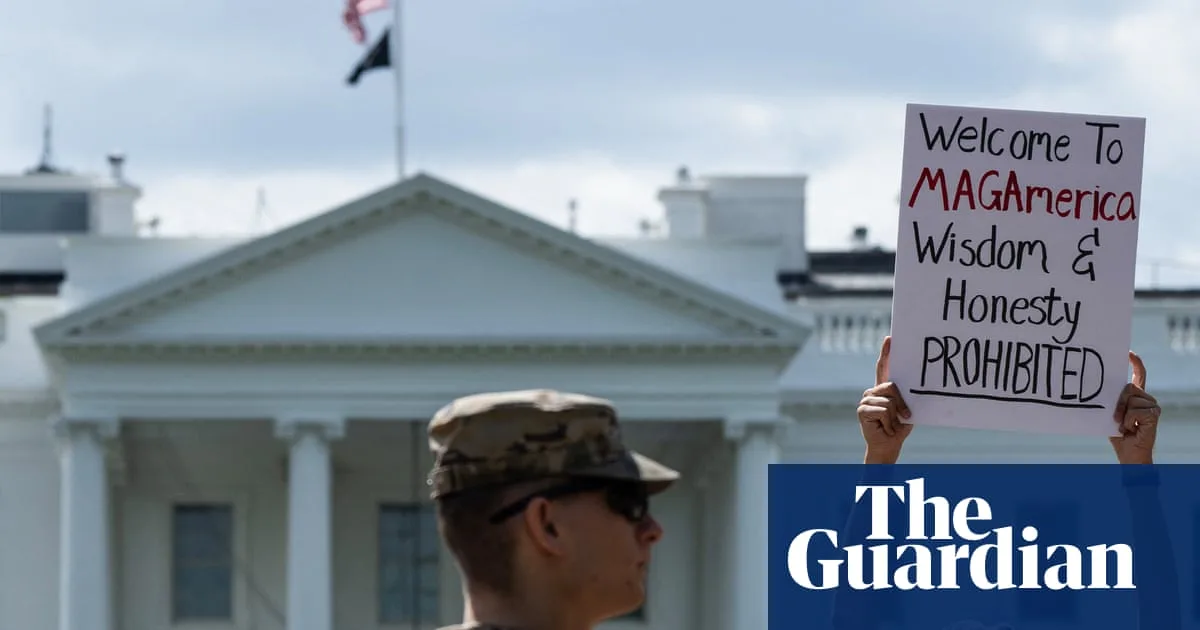 US Justice Department Paralegal Sacked for Vulgar Gesture at National Guard