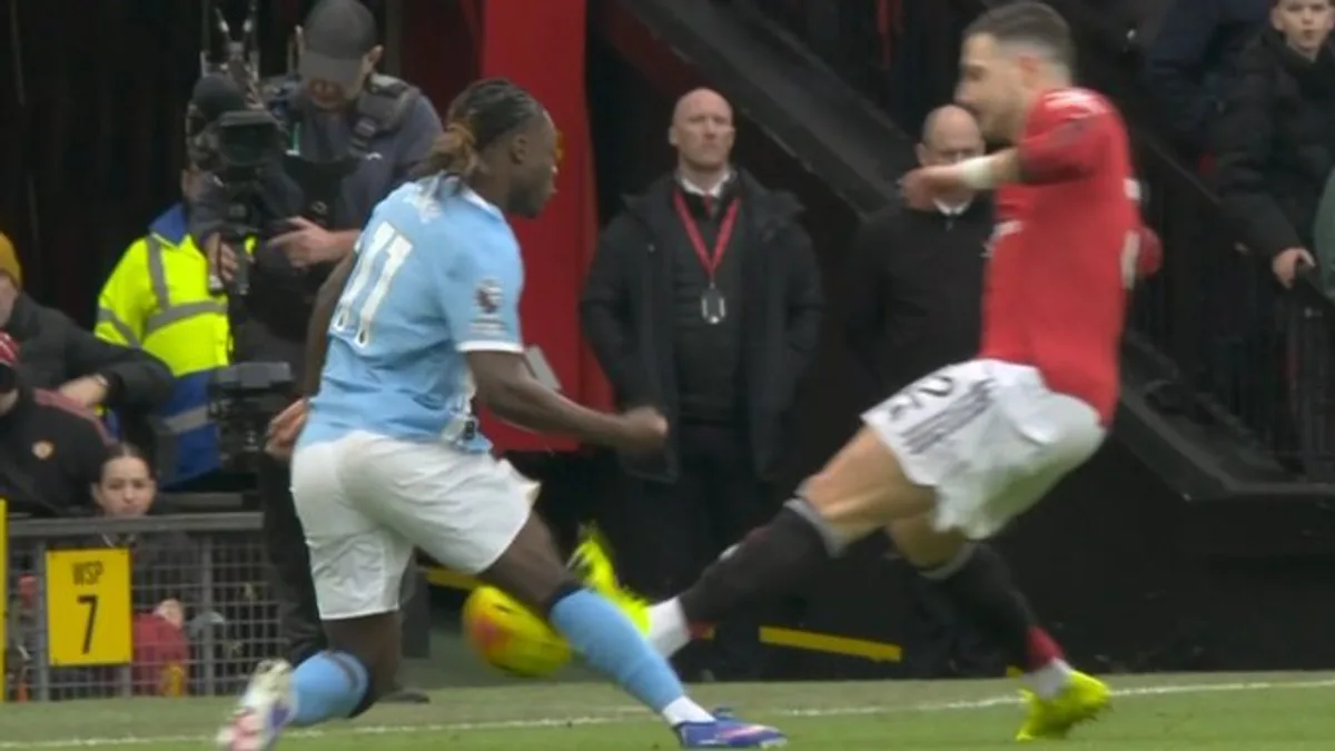 VAR explains why Diogo Dalot avoided red card in Manchester derby