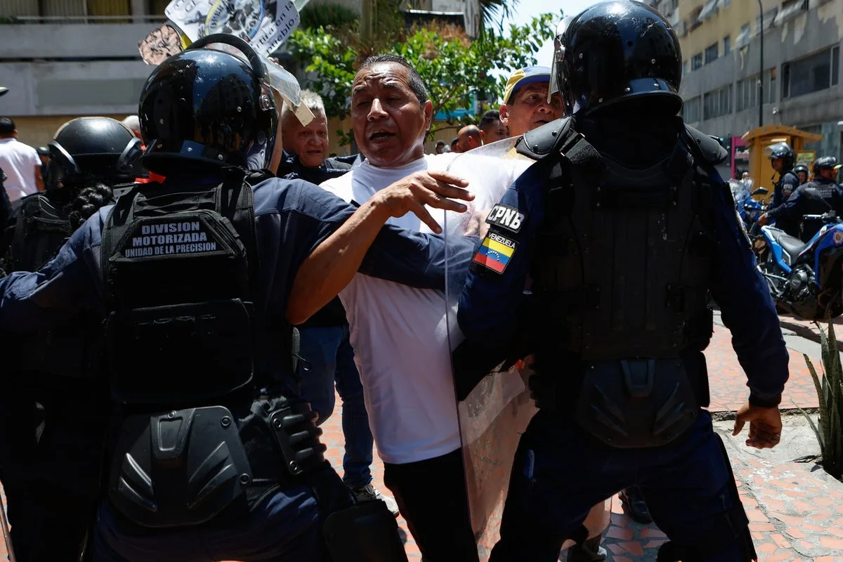 Venezuelan Police Block Wage and Pension Protesters in Caracas
