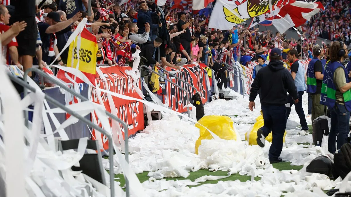 Atletico Madrid Fans Throw Toilet Paper During Arsenal Match