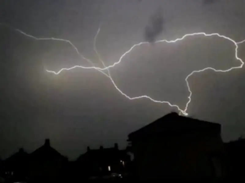 Why Thunderstorms Happen in Hot Weather as Scotland Warning Extended